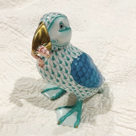 O1-Retired Herend Fishnet Puffin with Fish Figurine - Picture 3 of 8
